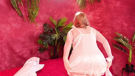 Die Krankenschwester verführt dich, indem sie vor dir mit ihrer muschi spielt. Kurvige MILF mit pvc-mantel und medizinischer maske