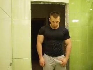 Bodybuilder russe caressant