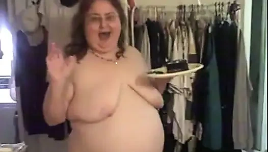 Паренек на день рождения получает свой торт и вылизывает тоже!