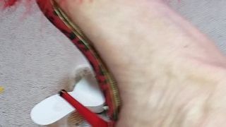 ふわふわのラバのスリッパの非常に長い足の爪