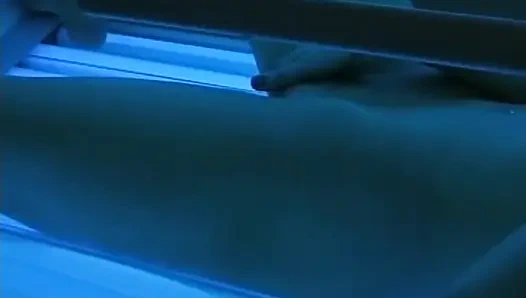 Schau zu, wie dieses deutsche schätzchen mit ihrer muschi im sonnenbett spielt