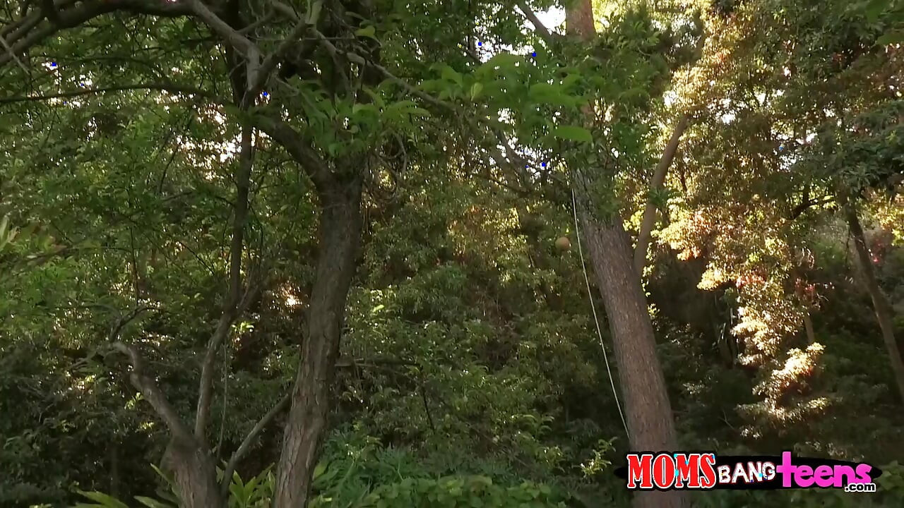 Rubia traviesa Britney Young y Devon seducen a su desprevenido novio para un desordenado encuentro en trío