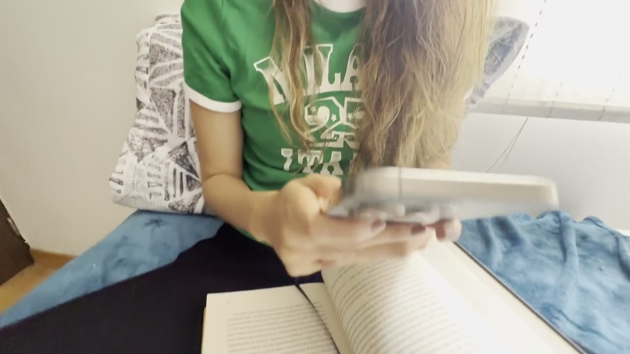 两个女大学生在房间里狠操