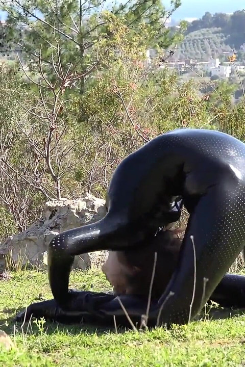 Flexibel in einem schwarzen Catsuit