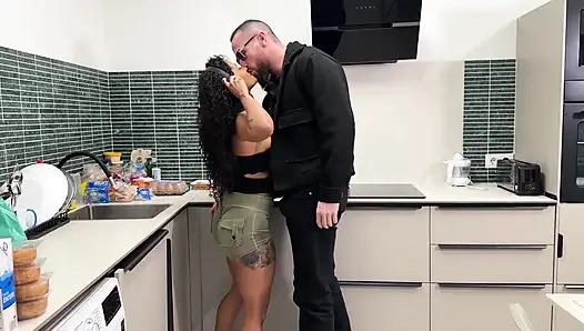 Ich Ficke Meine Freundin an Der Küchentheke, Während Sie Mir Das Abendessen Macht - Milla Ferrazo