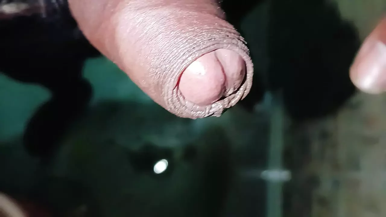 Menunjuknya kepada adik ipar dan melancapnya.