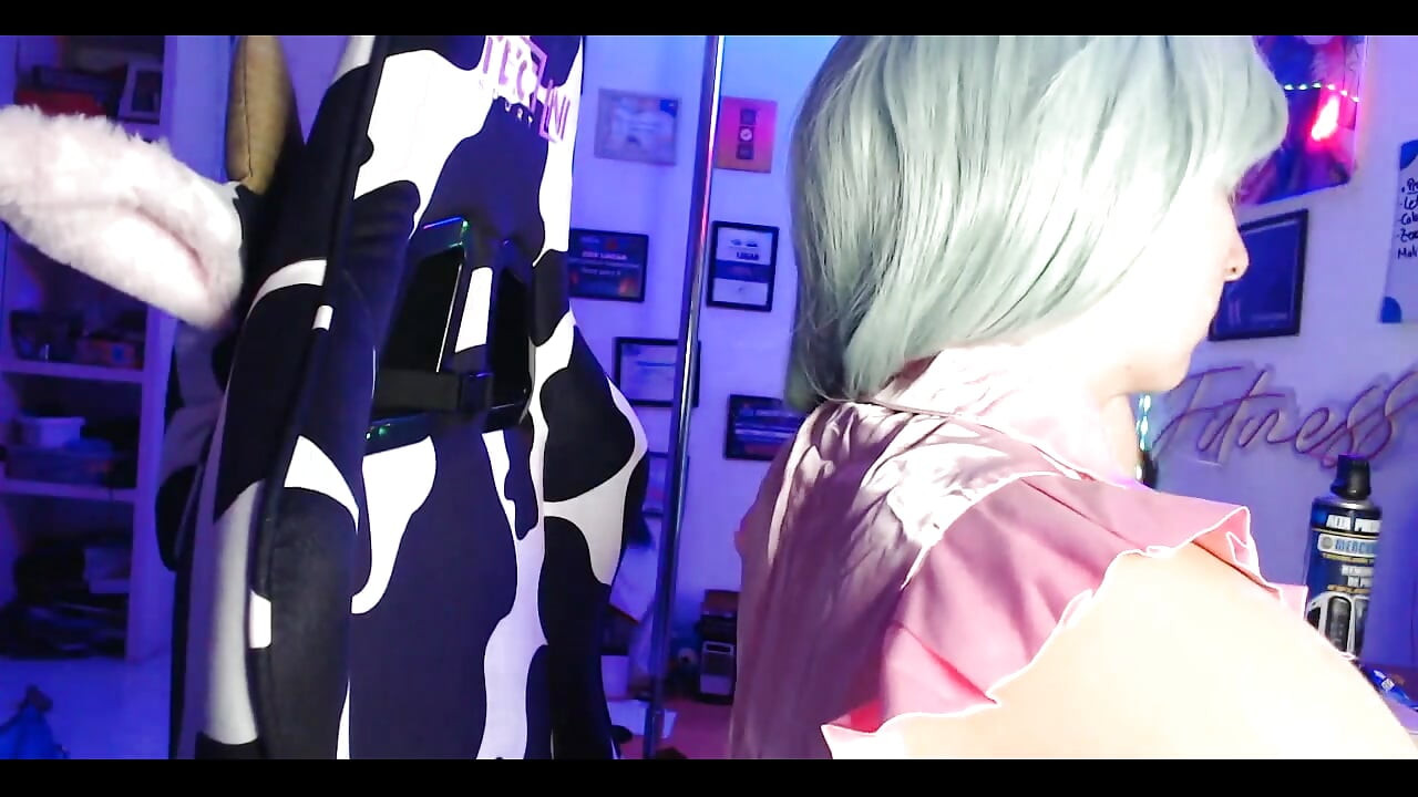 私のコスプレはもっと辛くなりました!