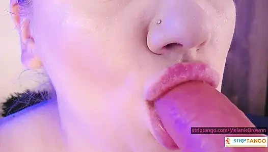 Oyuncu edepsizce konuşmalar burada başlıyor. Gerçek kız mastürbasyon yapıyor, 31 talimatı, bacakları kes!