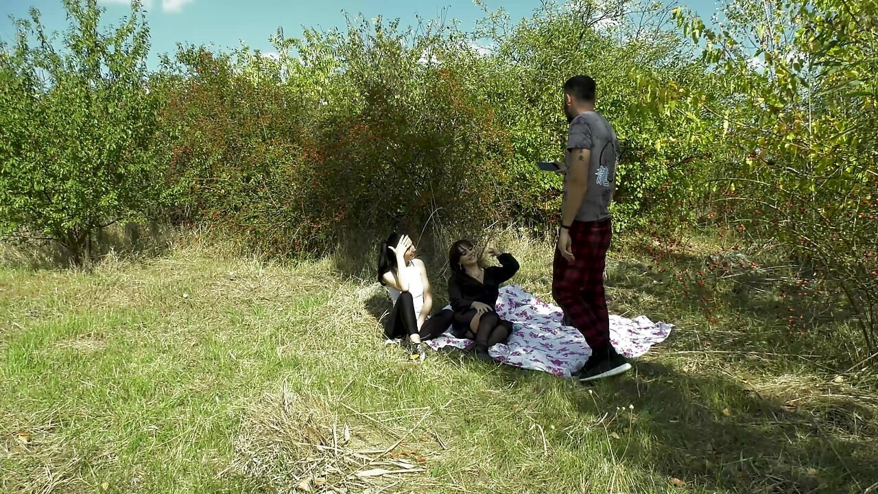 Trojka na otvorenom, duboko grlo i svršavanje sa seksi curama