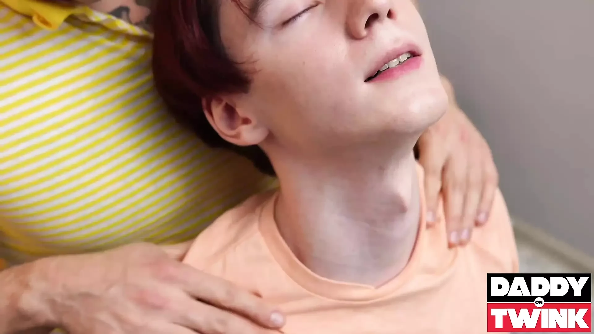 Daddyontwink Karol Gajda biedt Lex Moore hongerig gat na massage aan