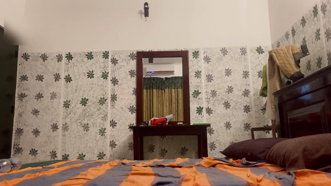 زوج جوان سریلانکایی در مهمانخانه دارن می گنبند