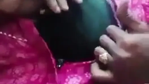 Сексуальная жена Mallu Дези показывает большие сиськи