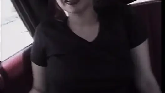 Brünette brünette mit schönen titten wird von zwei schwänzen im bett hardcore gefickt