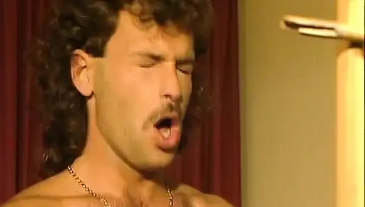 DP-orgie-action in der bar mit atemberaubenden deutschen schlampen