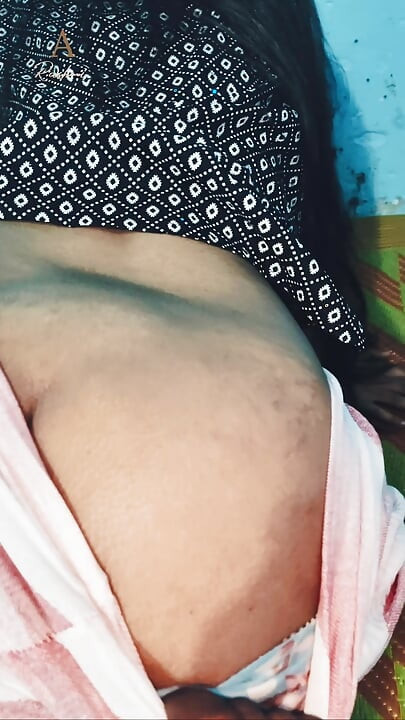 Step sister ko room me bula ke chod diya uske muh se aa aa ki avaj nikl rahi th