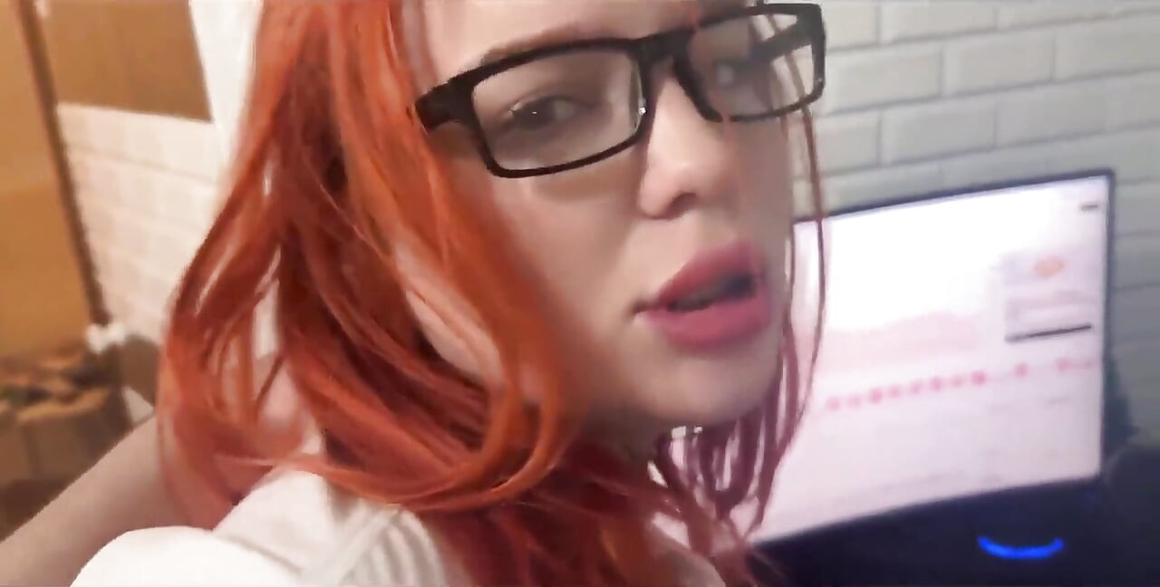 Üvey annem çalışırken beni uyandırdı ve bana ticaret yapmayı öğretti. Seksi çalışma atmosferi.:s1e26