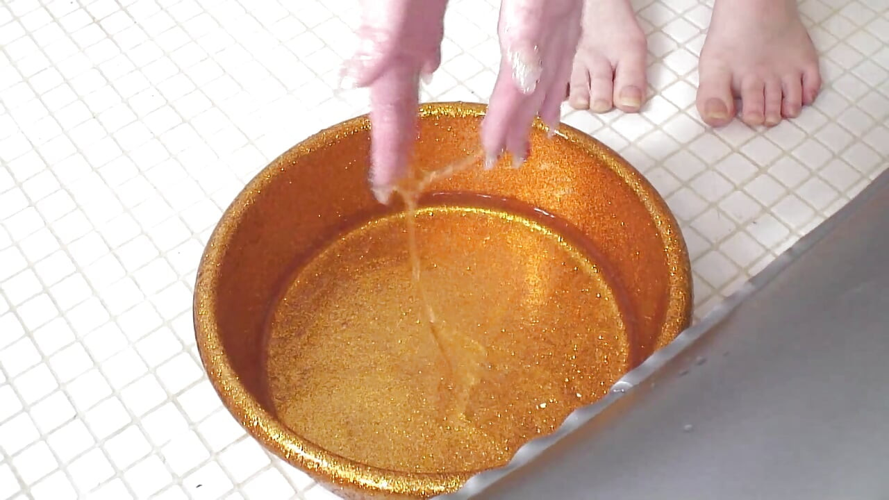 Une fille poilue suce une grosse bite puis se fait éjaculer profondément dans la bouche