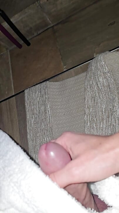 Prawdziwa milf w podróży służbowej daje ręczną robotę i zostaje woskowana