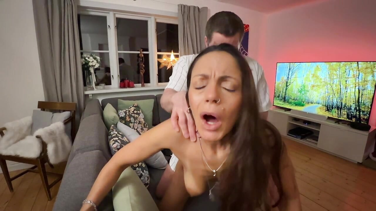 O mamă sexy incitantă se distrează frumos și confortabil pe canapea