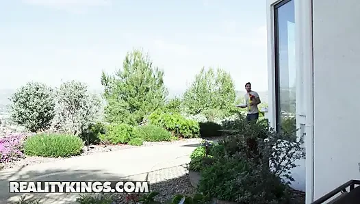 Reality kings - güzel hatunlar Hailey Rose ve Rissa gözleri geri dönene kadar Max'in yarağını emebilir