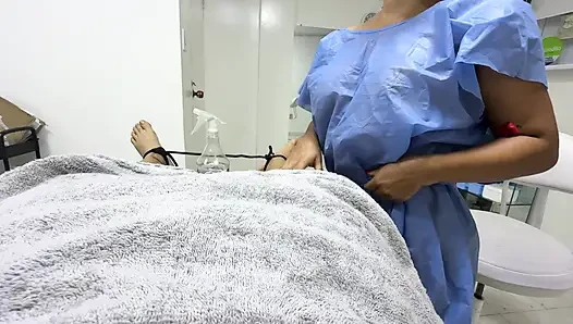 Diz ağrısı için doktora gittim ve yarağımı tuttu