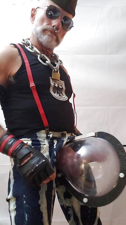 paip daid raakshasi tyoob men ante aur land panp kar rahe hain