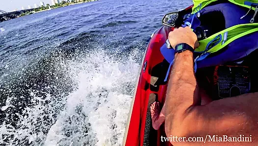Ngentot anal di jet ski di pusat kota 2