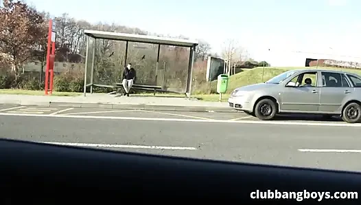 Sevimli adam para için sakso çekiyor