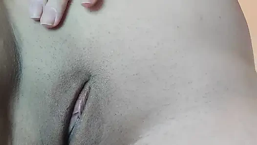 Freches mädchen masturbiert und macht ein schönes lärm mit ihrer nassen muschi.