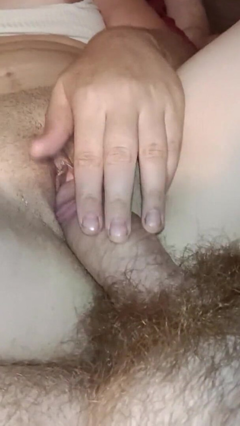La chica asiática se frota contra la polla y se masturba, obligando a que su coño se inunde de semen | Clip 1