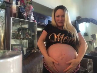 Bebé mamá muestra el vientre