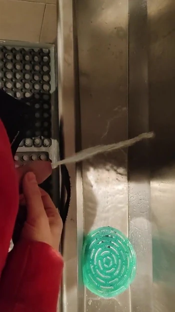 晚上在爱尔兰酒吧撒尿