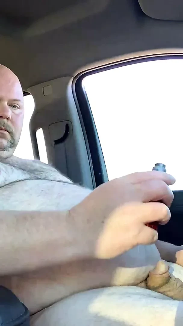 Fat Fag Slut WADD4U Jerk a small cock in the parking 2