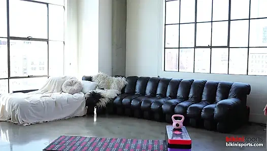 Фитнес-сессия превращается в обнаженный лесбийский массаж с игрушками