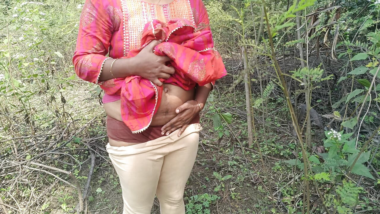 College student outdoor hot romance