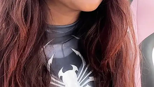 Küçük desi kız mia z mastürbasyon yapıyor ve hentai'ye tepki veriyor