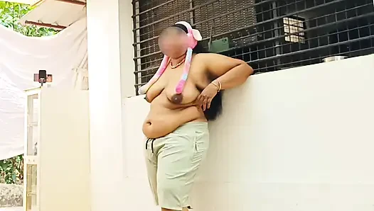 Seksi ve tombul Hintli kız seksi götünü ve göğüslerini gösteriyor