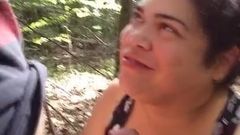 Esposa latina traindo chupando pau na floresta na área de descanso prt2