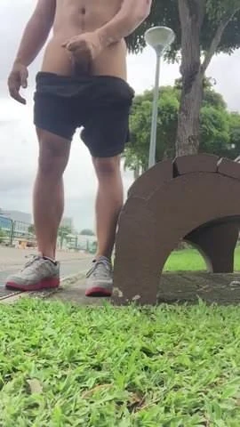 He jerks and cum at the street