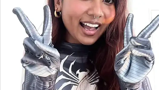 Mia z si gadis mungil india lagi asik masturbasi dan bereaksi dengan hentai