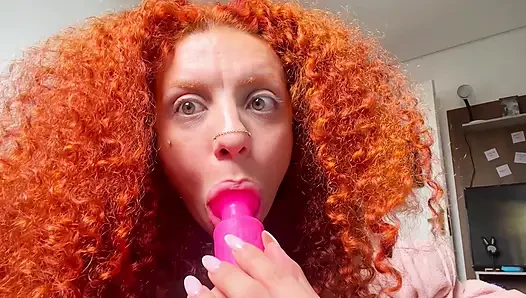 Yaramaz kızıl saçlı kadın yatağın her yerine fışkırtıyor