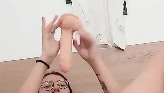 Taze tıraşlı pembe amcık büyük beyaz dildosuyla eğleniyor