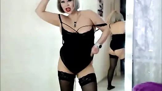 Olgun bir Rus web kamerası üvey annesinden canlandırıcı bir sabah dansı.!. ))