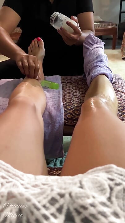 นวดเท้าทาน้ํามันโดยสาวไทย