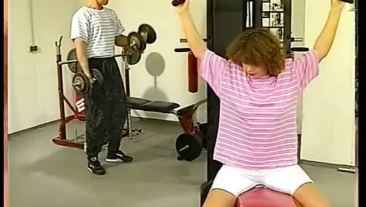 Tante manis lagi asik ngentot kontol pria ini di gym