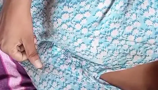 Sri-lankische schauspielerin Anne im badezimmer spielt in der nacht mit ihrer muschi und großen natürlichen möpsen