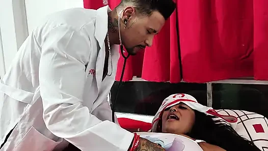 Yaramaz doktor ateşi ölçmeye yardımcı oluyor