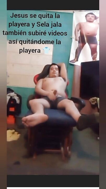 Gömleksiz İsa penisini çekiyor oturma derlemesi