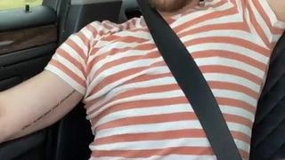 Taksówkarz sprawia, że cum w samochodzie