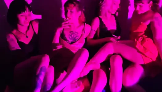 Candy Crush, kraliçe kimi, von poison ve luna olvr ayaklarıyla sigara içiyor, soyunuyor ve öpüşüyor